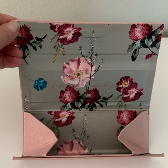 NWT Ted Baker large cosmetic bag, 2 eyeglass/sunglass cases, cleaning cloth set - Picture 12 of 16